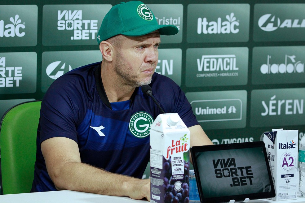 Mozart durante entrevista: técnico ficou na bronca com a postura do time — Foto: Rosiron Rodrigues/Goiás E.C.