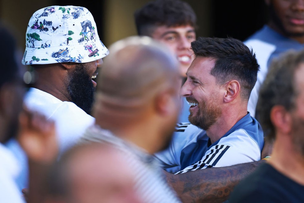 Lebron James e Messi se encontram no jogo entre Los Angeles FC e Inter Miami — Foto: Getty Images