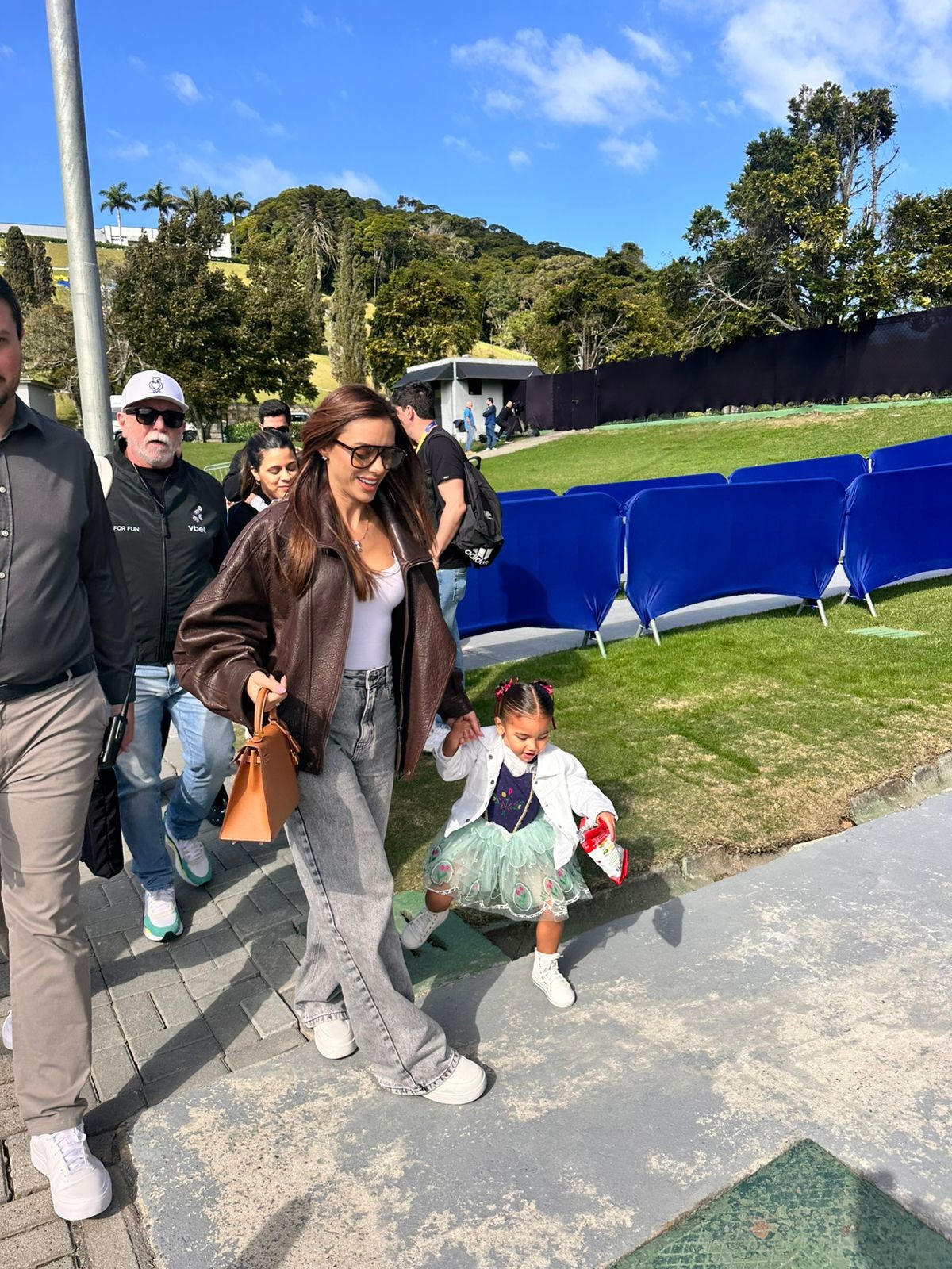 Família de Neymar chega de helicóptero em treino da Seleção com visitas e patrocinadores