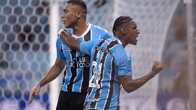 Carlos Vinicius e Tetê em vitória do Grêmio