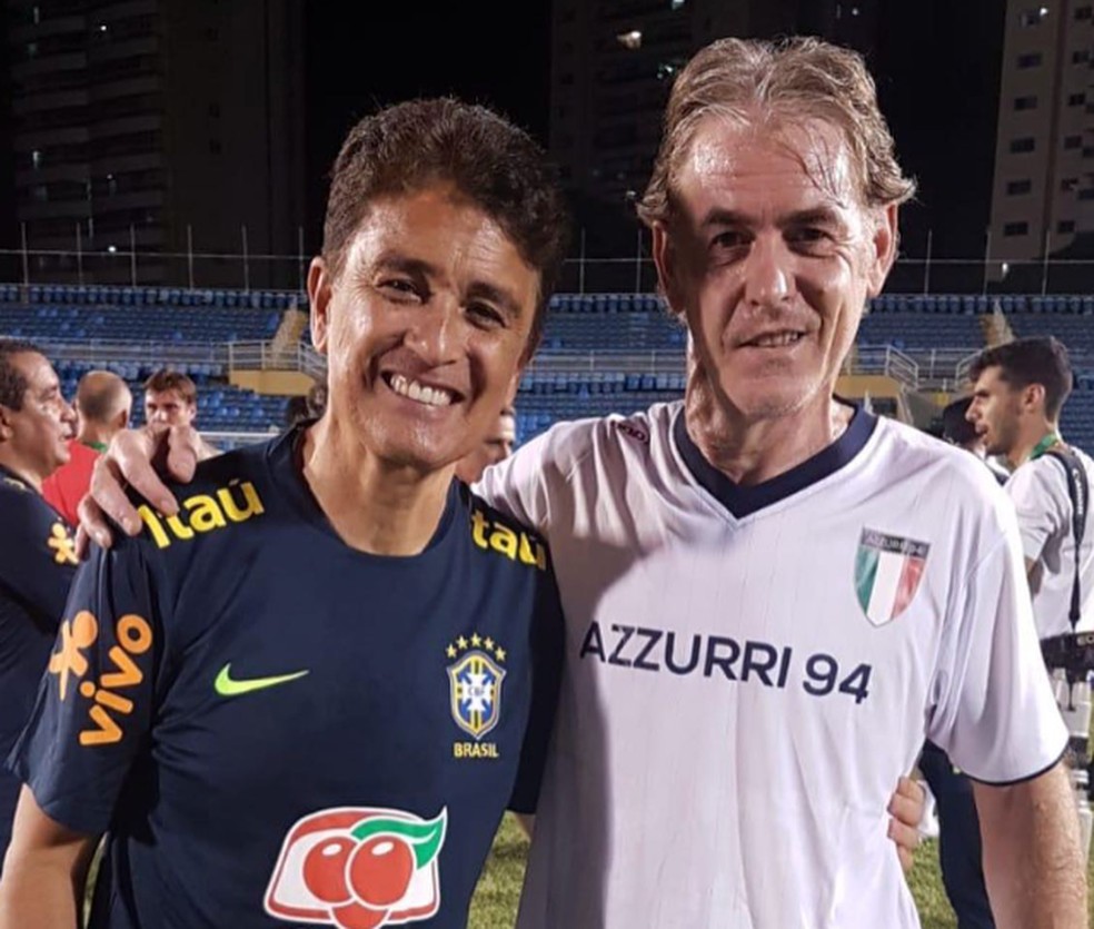 Roberto Mussi esteve no Brasil em 2019, para jogo comemorativo dos 25 anos da final de 94, e tirou foto com Bebeto, entre outros brasileiros — Foto: Reprodução