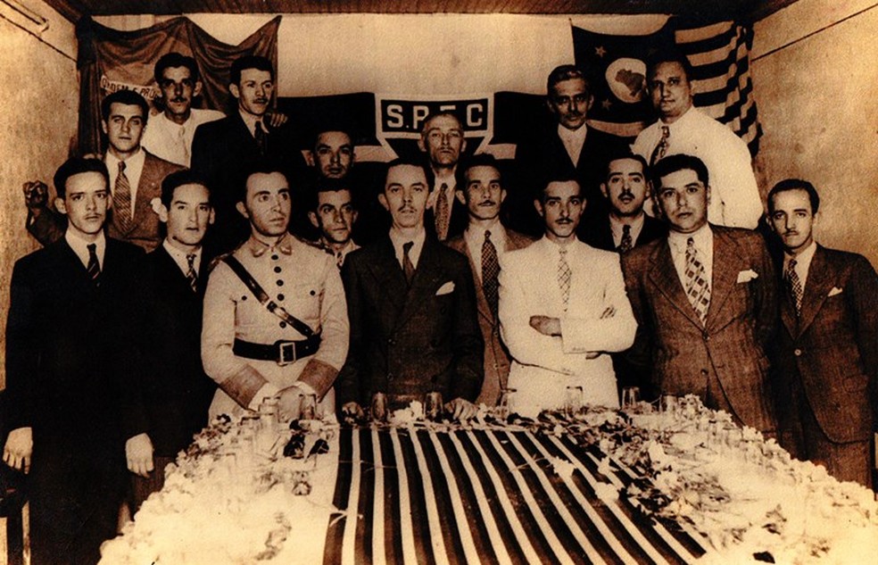 José Porphyrio da Paz (de farda) durante a reinauguração do São Paulo, em 1936 — Foto: (Foto: Arquivo histórico do SPFC/Site oficial do São Paulo)