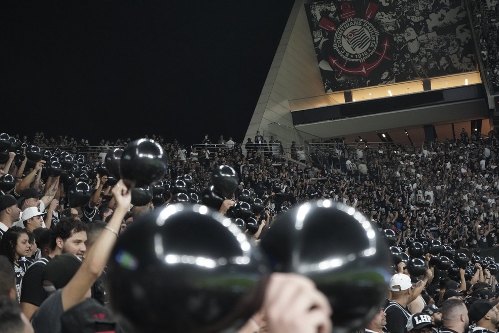 Corinthians homenageia vítimas de acidente com balões pretos na Arena — Foto: Evander Portilho/Ag.Corinthians
