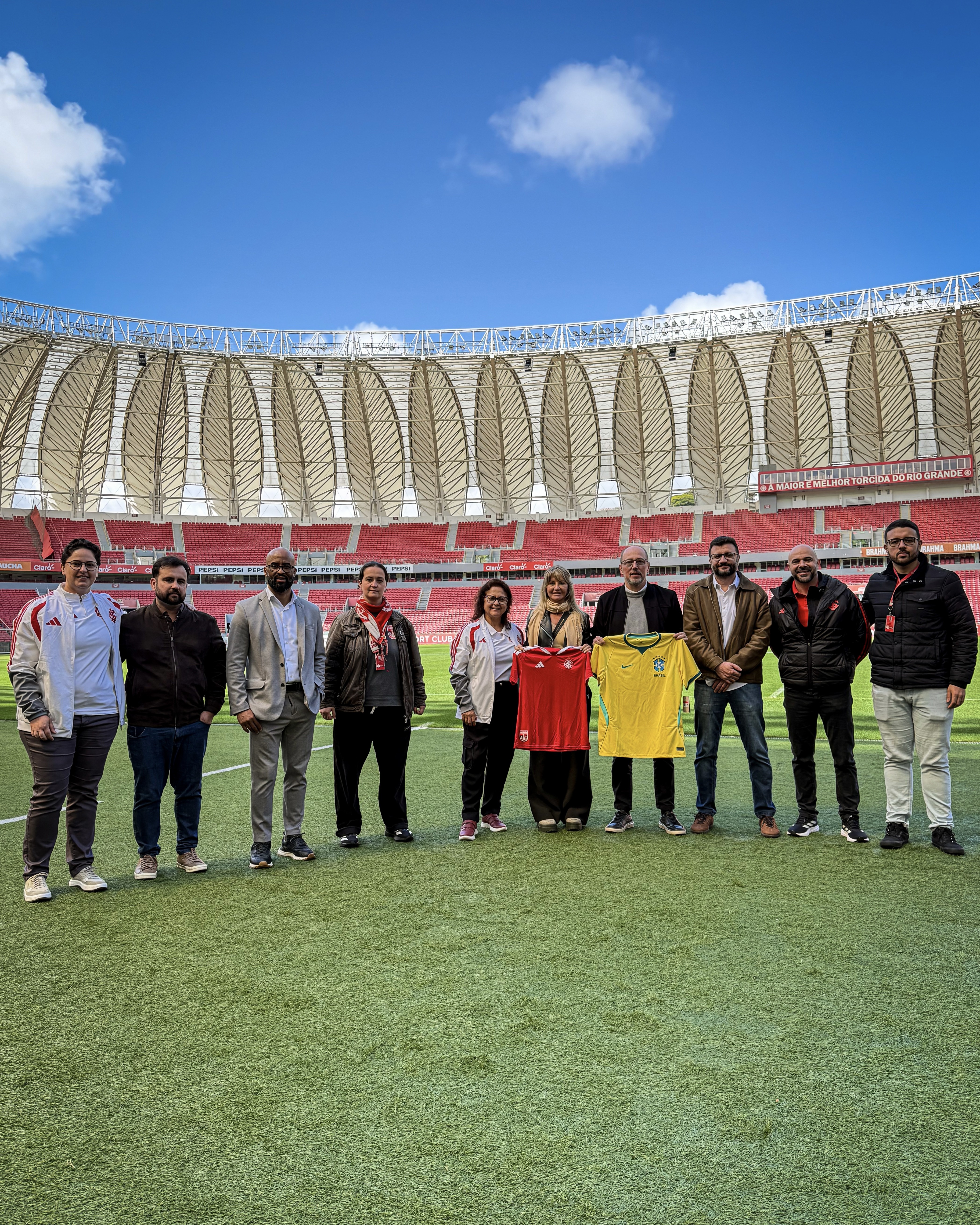 Copa do Mundo: coordenadora da Seleção feminina visita instalações de Inter e Juventude