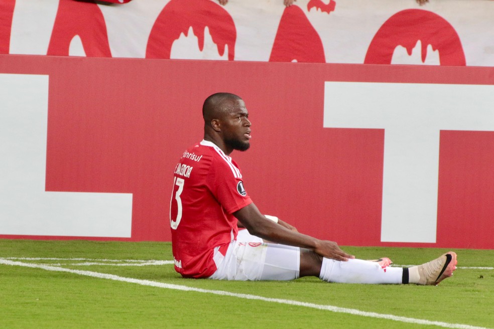 Valencia foi mal na partida — Foto: Tomás Hammes