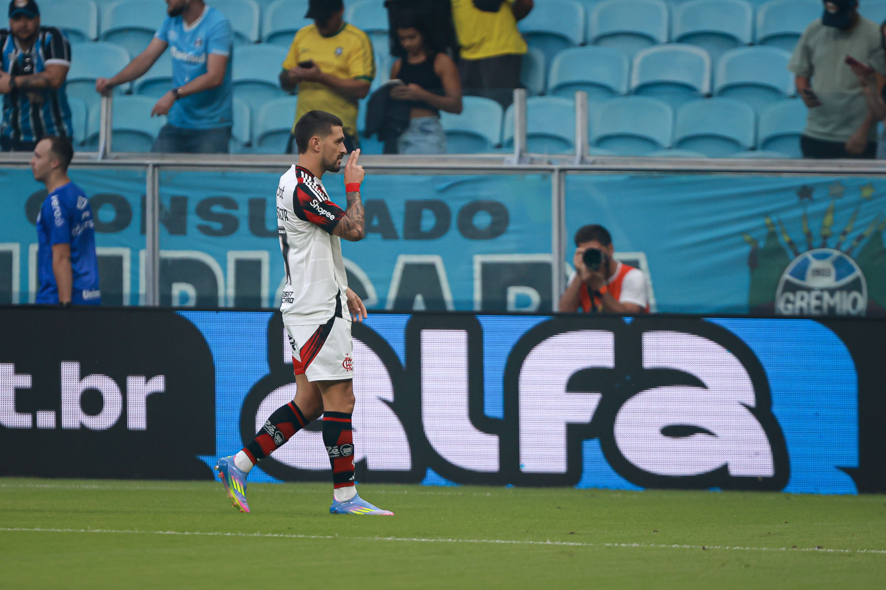 Controle total do Flamengo expõe aposta fora da realidade do Grêmio