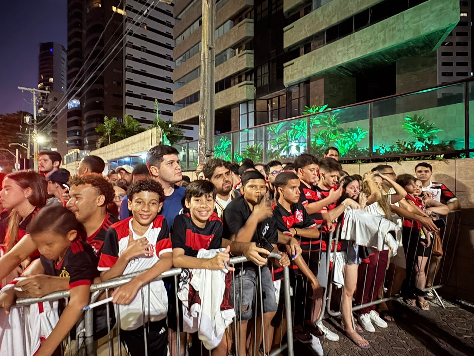 Torcida explosiva recebe Flamengo em Recife; clima de festa toma conta da cidade