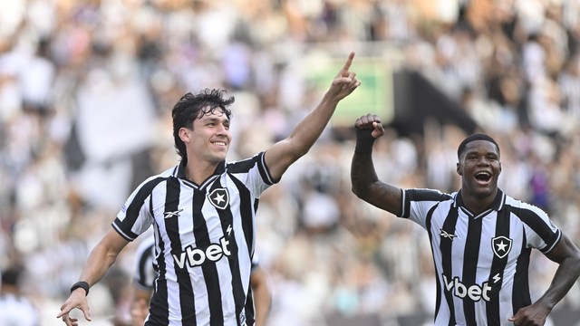 Ferraresi e Kadir comemoram gol do Botafogo sobre o Remo