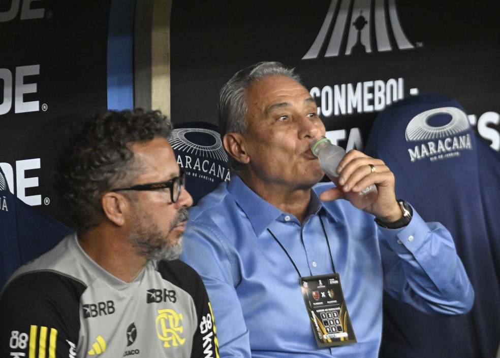 Tite ao lado do auxiliar da comissão técnica Cleber Xavier durante Flamengo x Palestino — Foto: André Durão