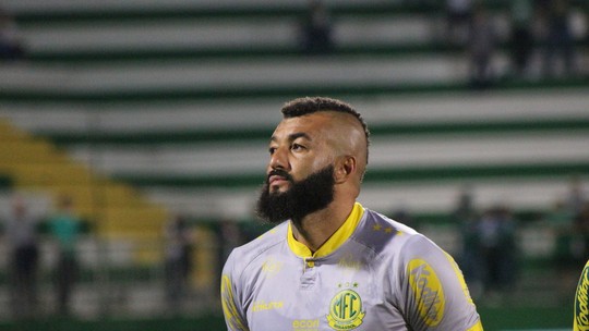 "Zerado" há cinco rodadas, Alex Muralha é o goleiro com mais jogos sem sofrer gols na Série B