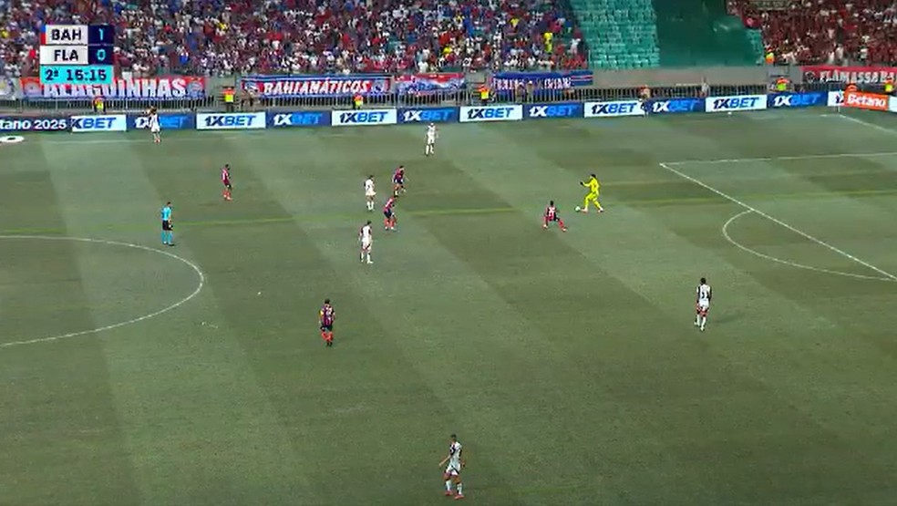 Flamengo tenta equilibrar expulsão com Rossi fazendo saída de bola — Foto: Reprodução