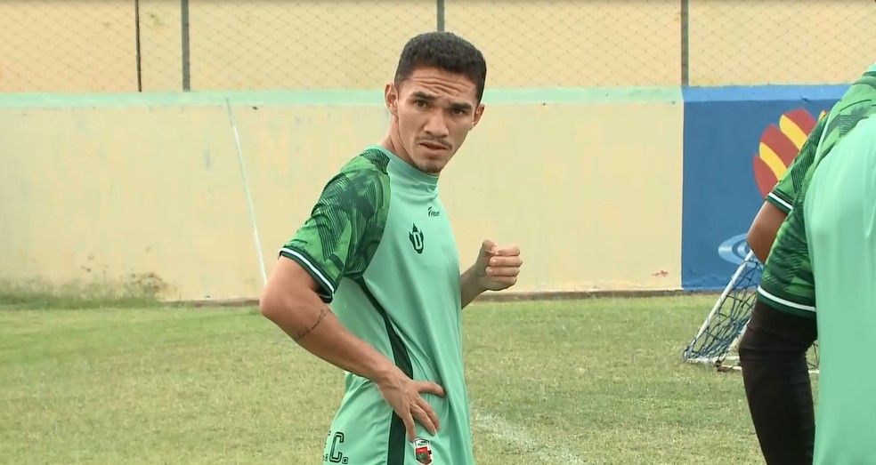 Luiz Henrique, atacante do Sousa, em treino no Estádio Marizão — Foto: Reprodução / TV Paraíba