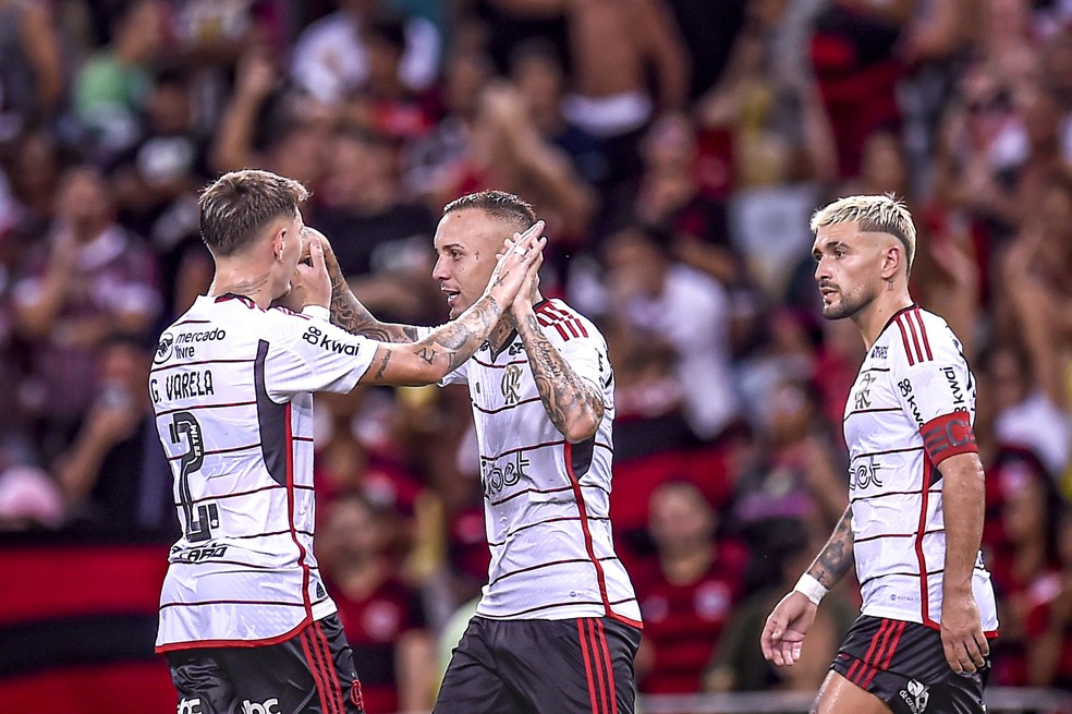 Varela, Cebolinha e Arrascaeta comemoram gol do Flamengo no Fla-Flu — Foto: Marcelo Cortes / CRF