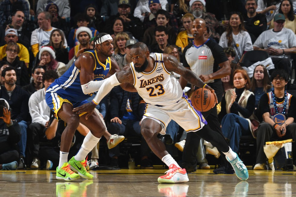 LeBron James em ação contra o Warriors — Foto: Getty Images