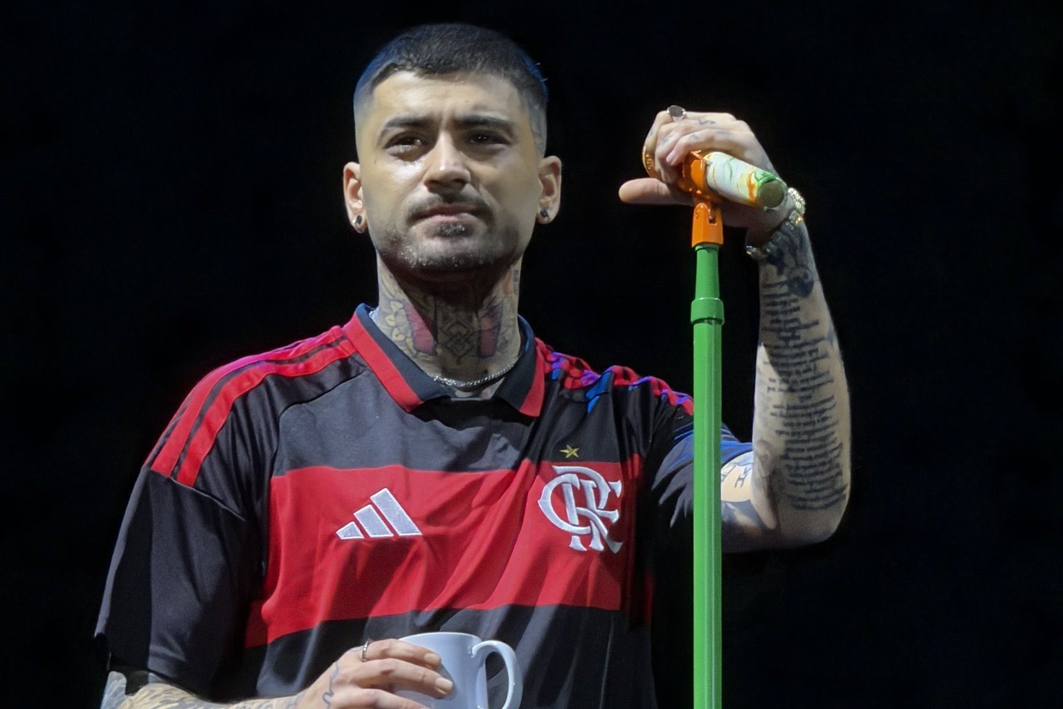 Zayn, ex-One Direction, usa camisa do Flamengo em show no estádio do Palmeiras: "Gosto do time"