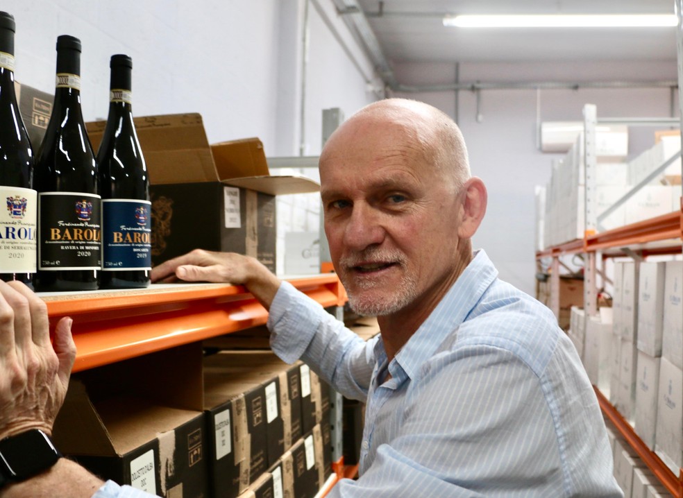 Taffarel com alguns de seus vinhos preferidos &mdash; Foto: Tom&aacute;s Hammes