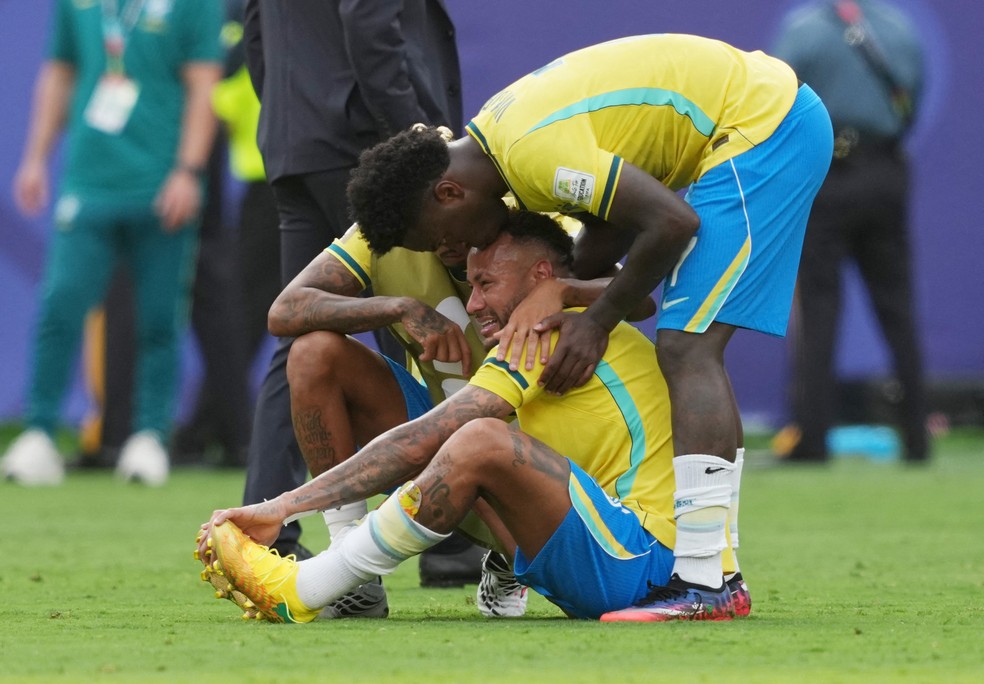 Neymar chora e é consolado após eliminação