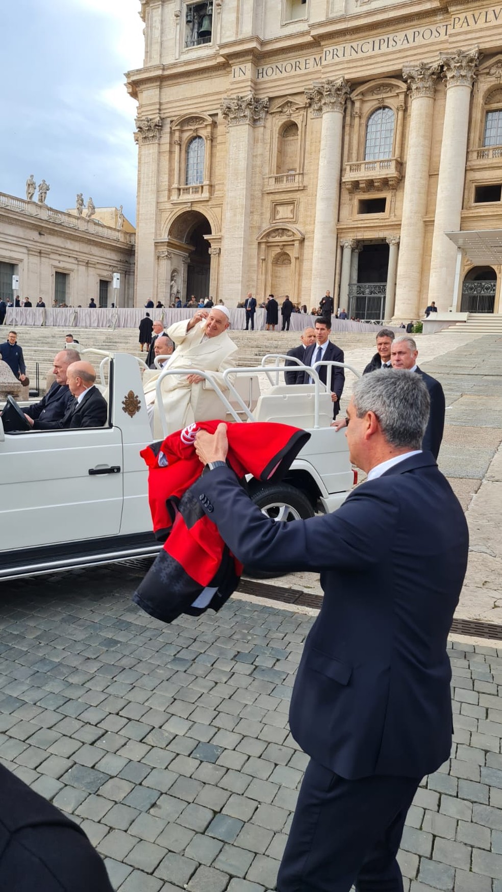 Funcionário do Vaticano leva a camisa ao Papa Francisco — Foto: Arquivo Pessoal/PC Junior