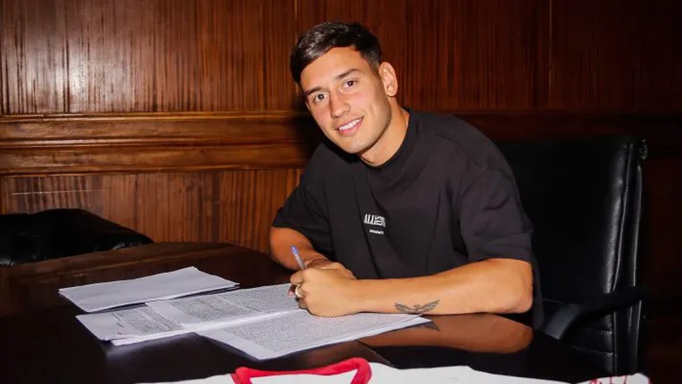 Santiago Hezze assinando contrato de renovação com o Hurácan  — Foto: Divulgação / Site oficial do Huracan