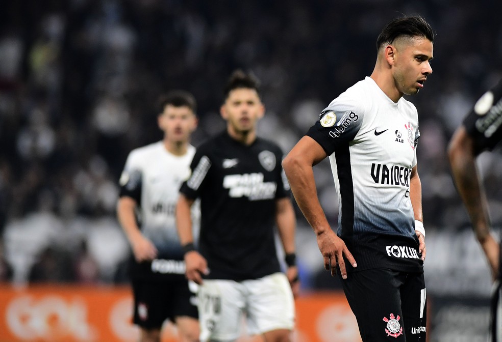 Ángel Romero à frente com Óscar Romero ao fundo em Corinthians x Botafogo — Foto: Marcos Ribolli