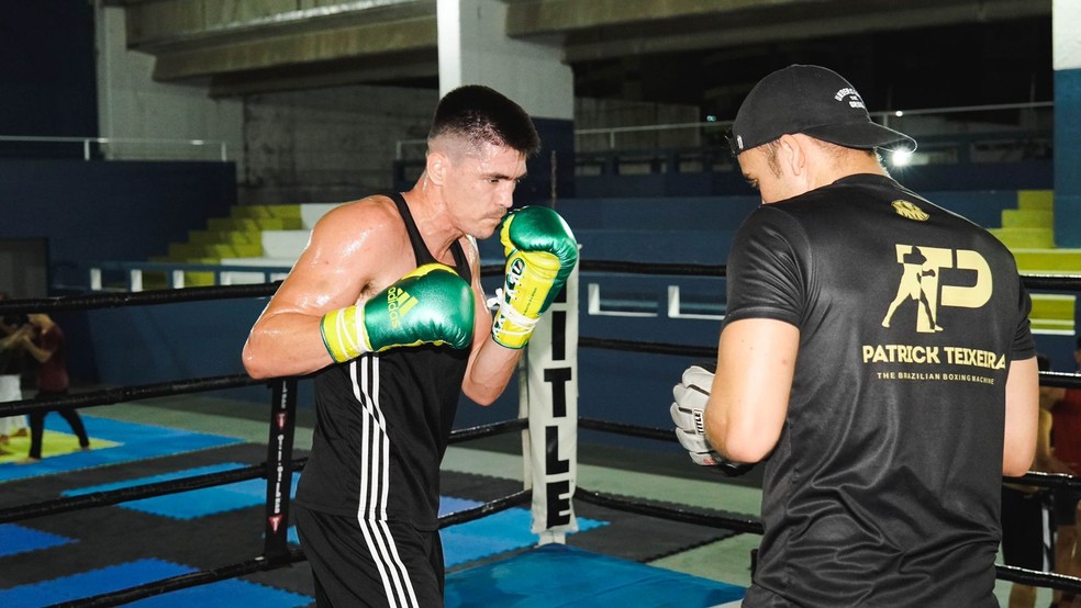 Patrick Teixeira em Guarujá, treino e interação com jovens