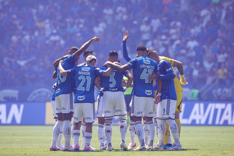 Jogadores do Cruzeiro concentrados antes de jogo pelo Brasileirão. — Foto: Gilson Lobo/AGIF