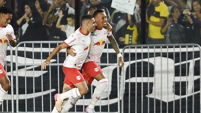 Guilherme Lopes comemora o seu gol em Vasco x RB Bragantino