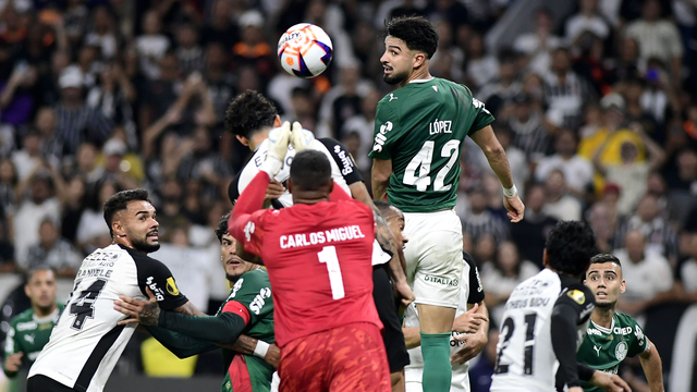 Carlos Miguel sai de soco e acerta cabeça de Gustavo Henrique, em lance em que árbitro marcou pênalti, no clássico Corinthians x Palmeiras
