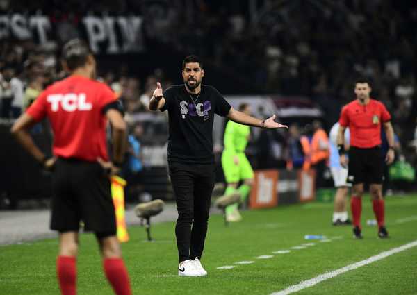 António fala sobre reforços no Corinthians e descarta chegada de Neymar.
