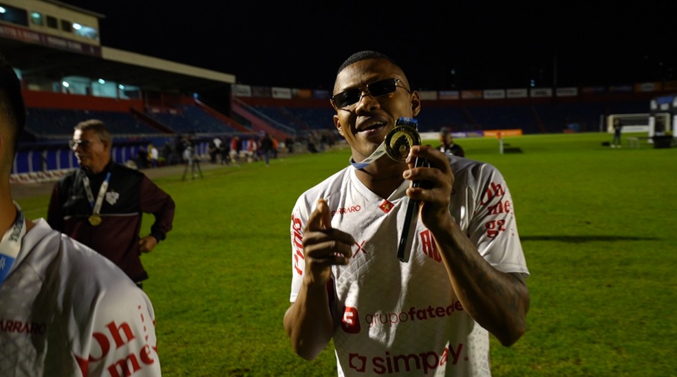 Jogador do Paranavaí exibe medalha de campeão