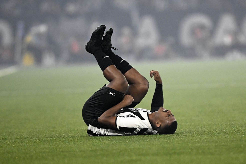 Cuiabano sente problema na coxa em Botafogo x Fortaleza — Foto: André Durão