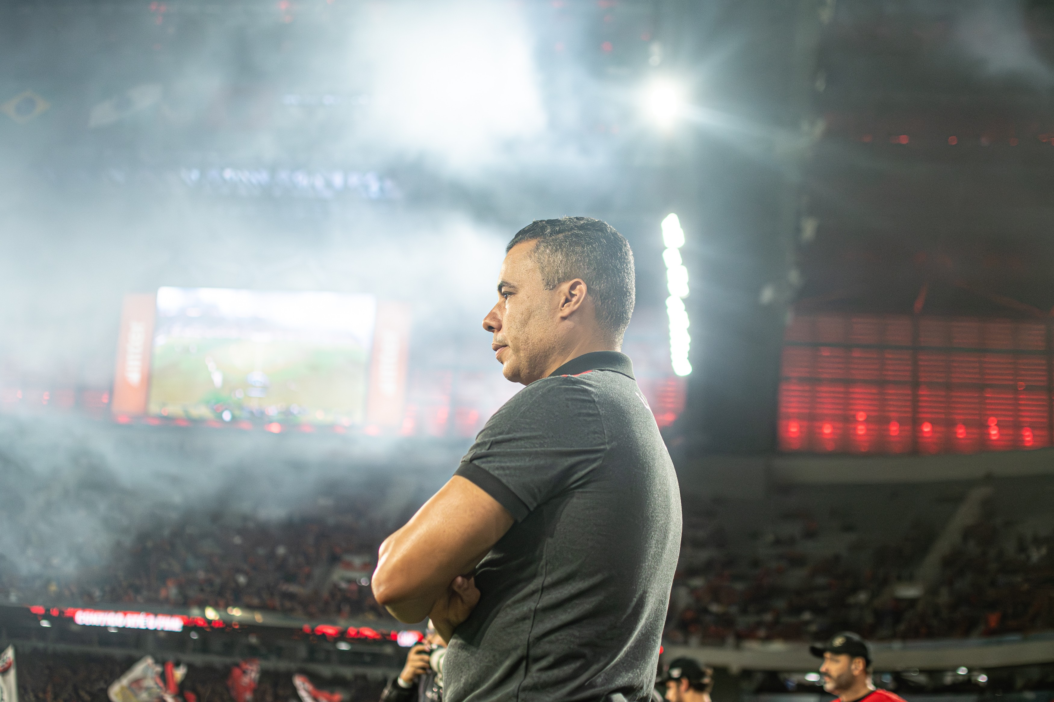 Jair Ventura detona arbitragem e ironiza após reclamação do Vitória: "Sempre acaba em pizza"