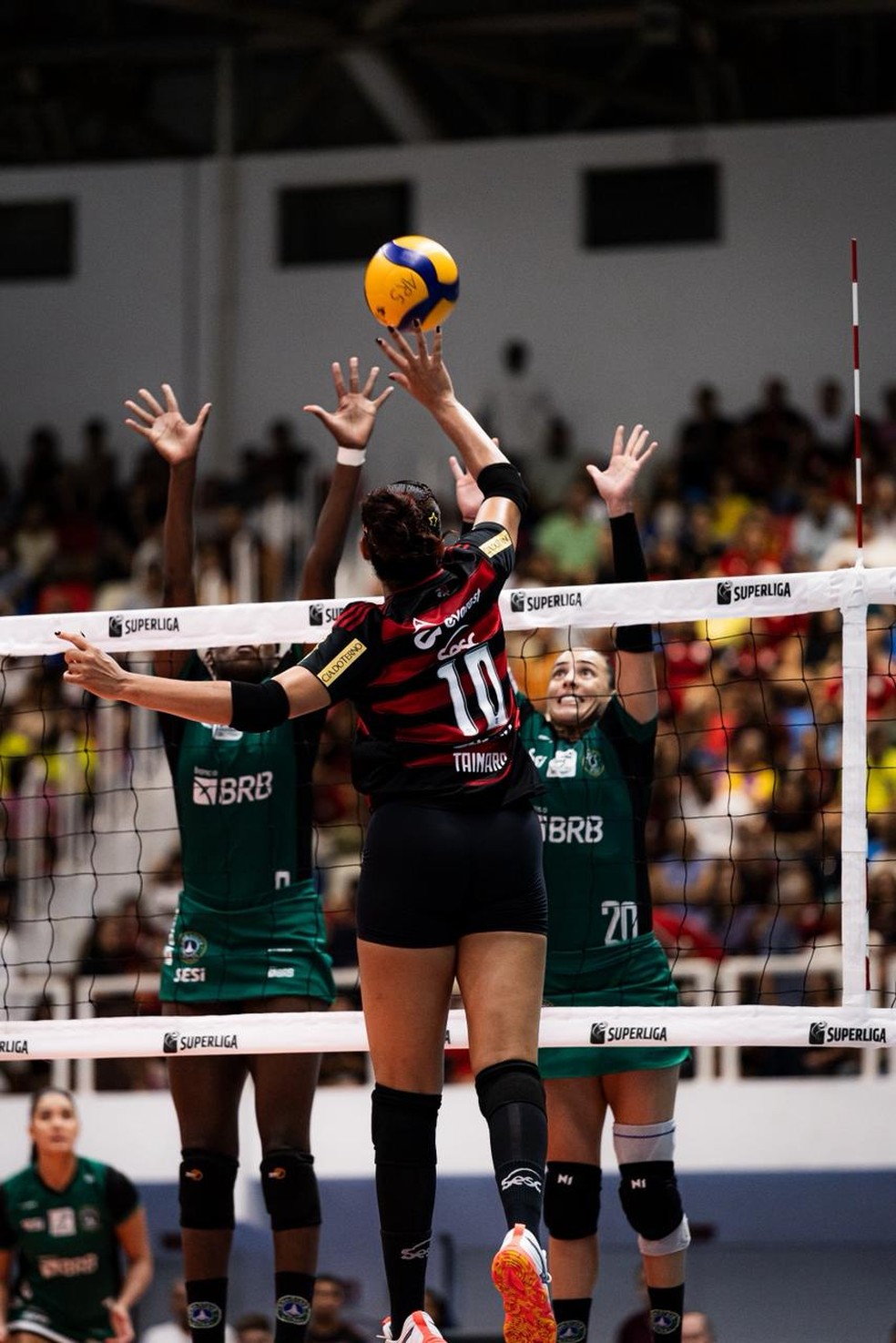 Taianara foi a maior pontuadora do confronto entre Sesc-Flamengo e Brasília — Foto: Laécio Fontenele/AP Assessoria