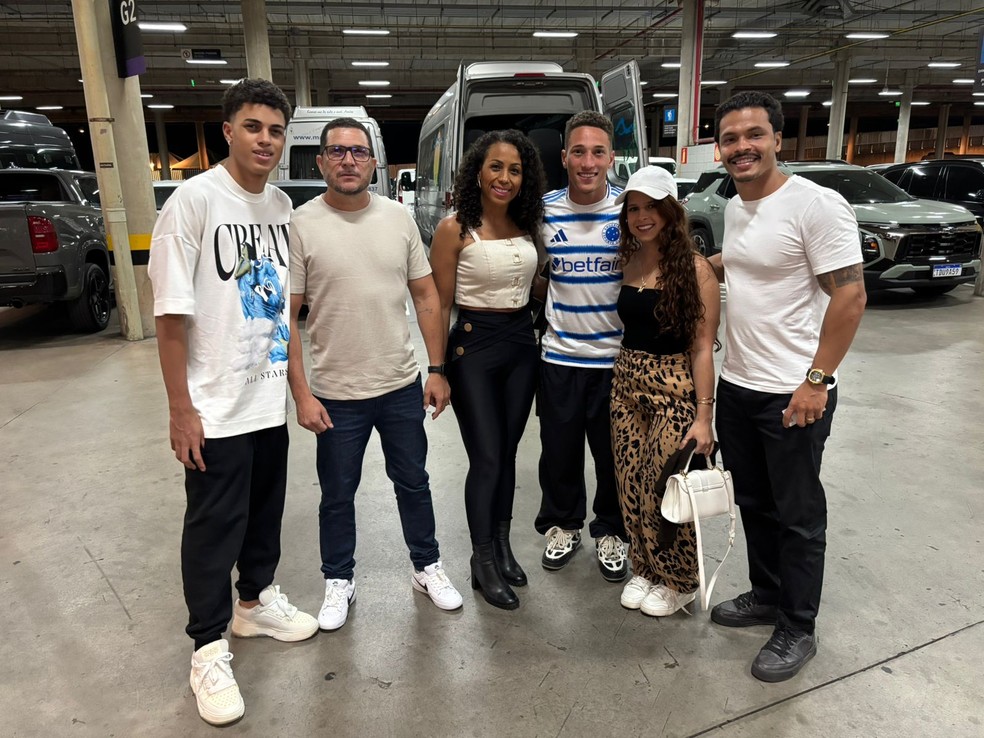 Robert assiste jogo do Cruzeiro ao lado de familiares — Foto: Guilherme Macedo