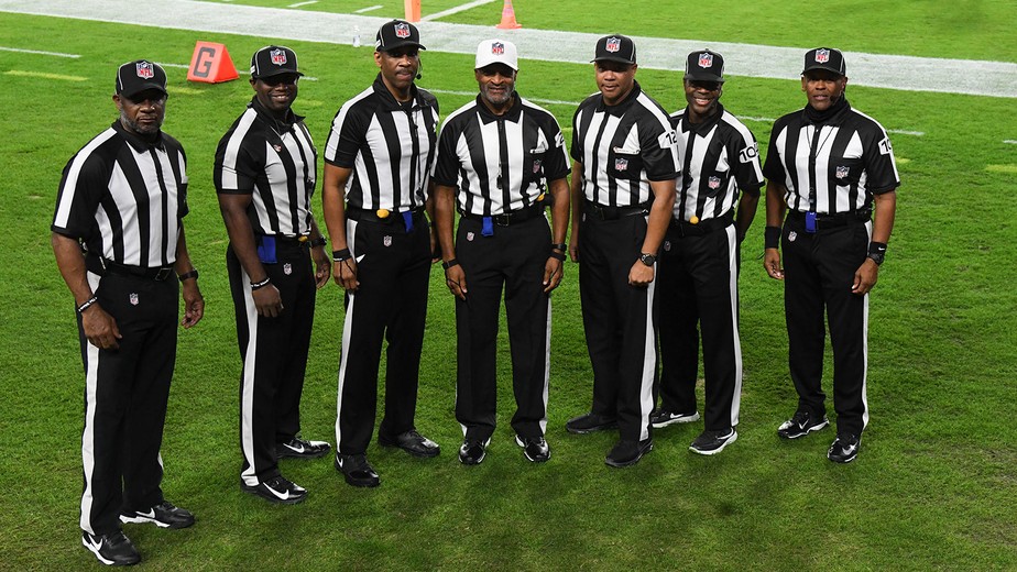 Pela primeira vez na história, jogo da NFL terá uma equipe de arbitragem  100% negra, futebol americano