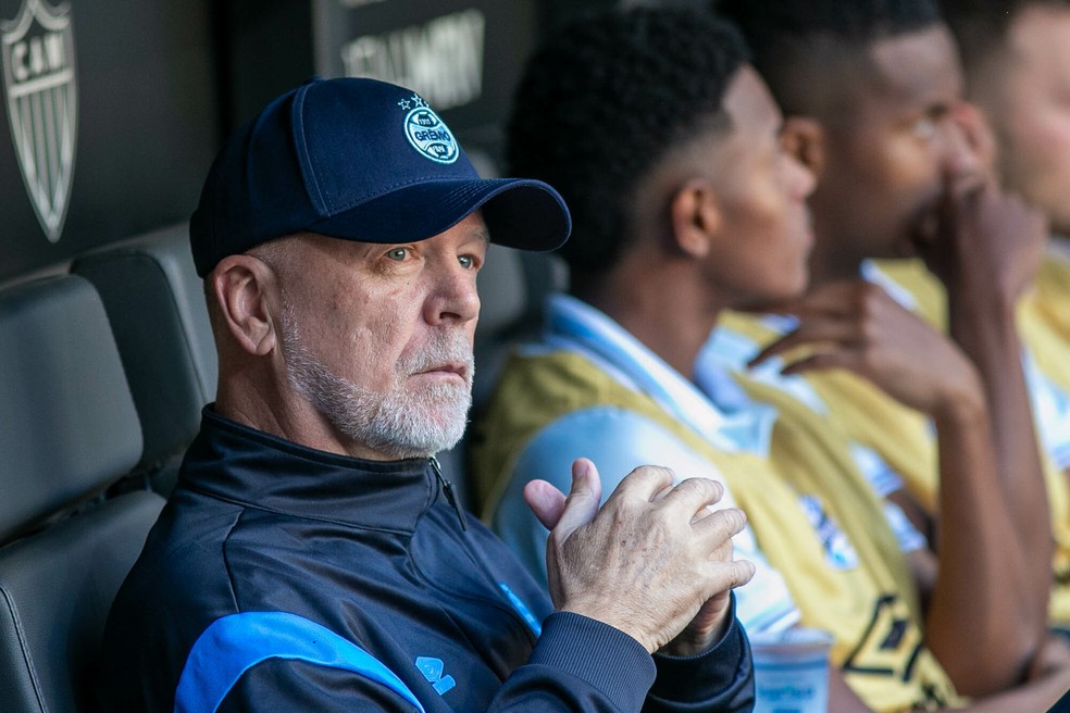 Mano Menezes confia na melhora do time do Grêmio — Foto: Fernando Moreno/AGIF