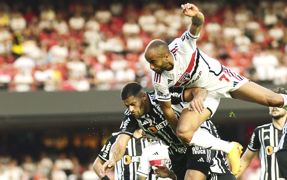 Lucas e Hulk - São Paulo x Atlético-MG — Foto: Marcos Ribolli