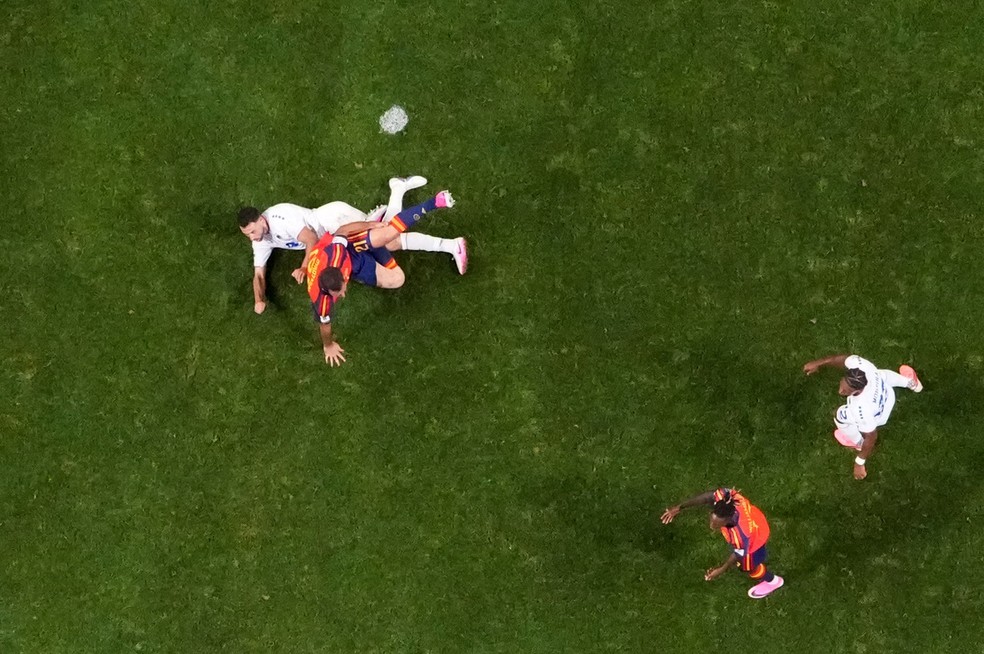 Dividida de bola entre jogadores de Cabo Verde e Espanha — Foto: Reuters