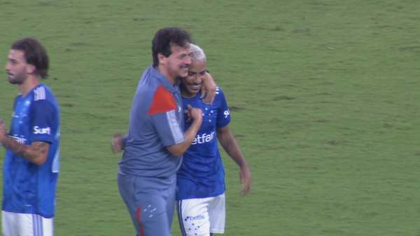 Vitória do Cruzeiro tem saudação viking com jogadores e abraço de Diniz com Matheus Pereira.