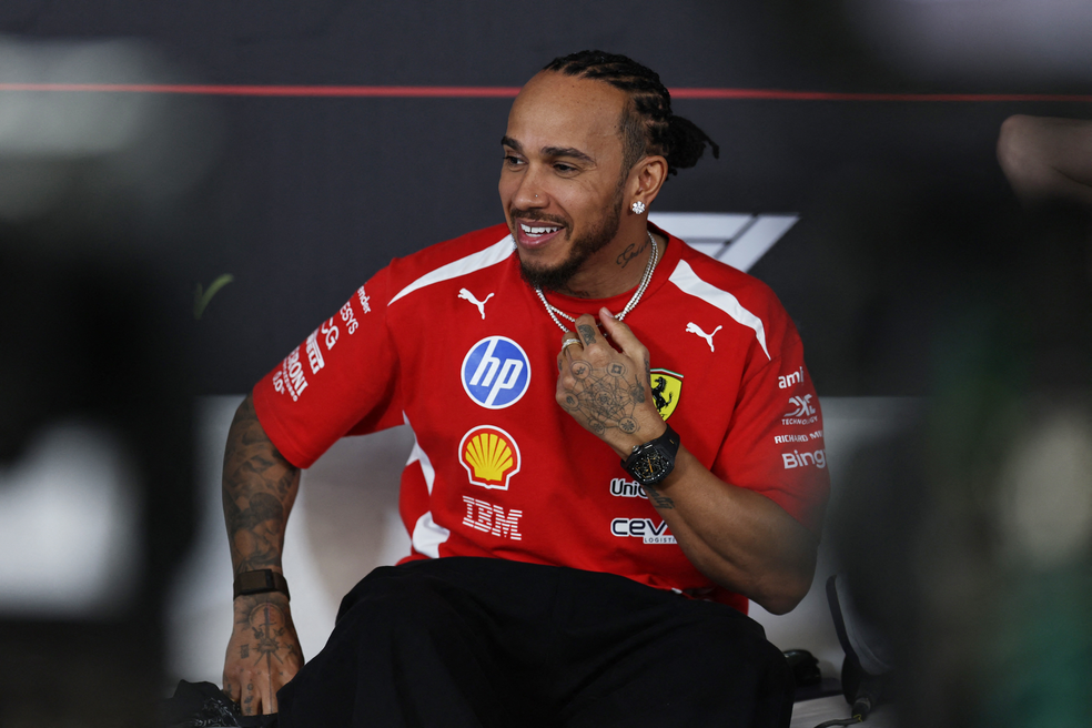 Lewis Hamilton, piloto da Ferrari, durante a pré-temporada da F1 2026 — Foto: Hamad I Mohammed/Reuters