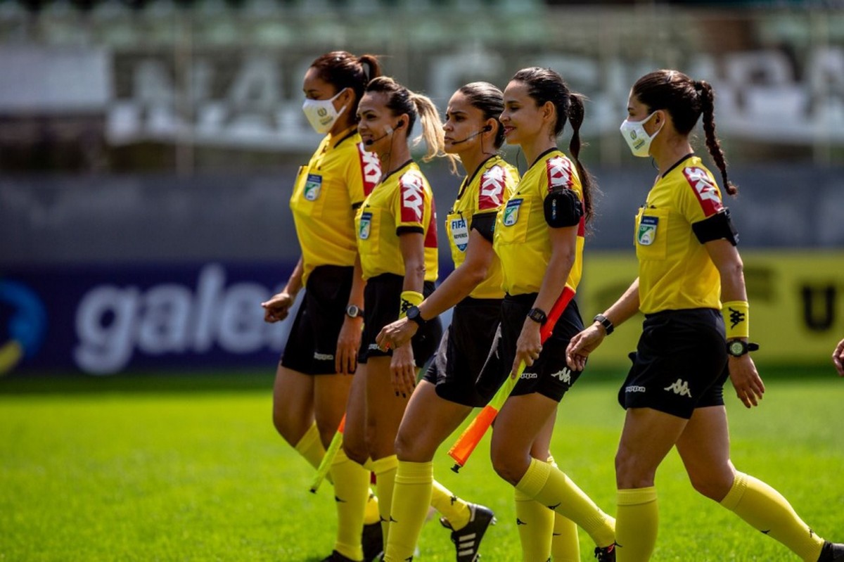 Maria tem 18 anos e há 4 que arbitra jogos de futebol