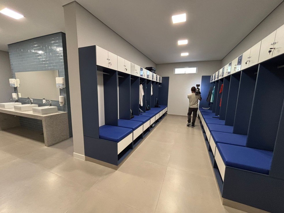 Cruzeiro apresenta novas estruturas e modernização da Toca da Raposa; vestiário da comissão técnica — Foto: Guilherme Macedo