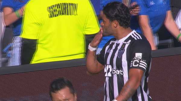 CLIMA TENSO: Hulk troca provocações com o time cruzeirense durante clássico