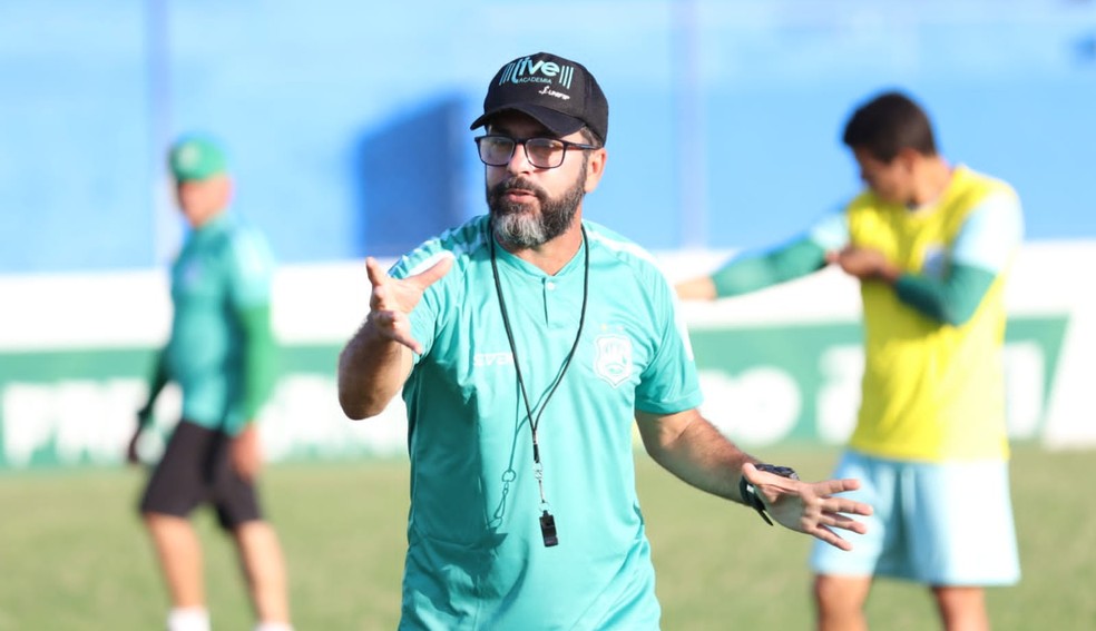 Rodrigo Fonseca comandando treino do Nacional de Patos — Foto: Éder Sousa / Nacional de Patos
