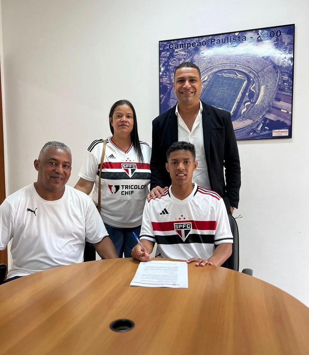 Ryan Francisco com Fabiano Costa (de blazer preto), em Cotia — Foto: Reprodução