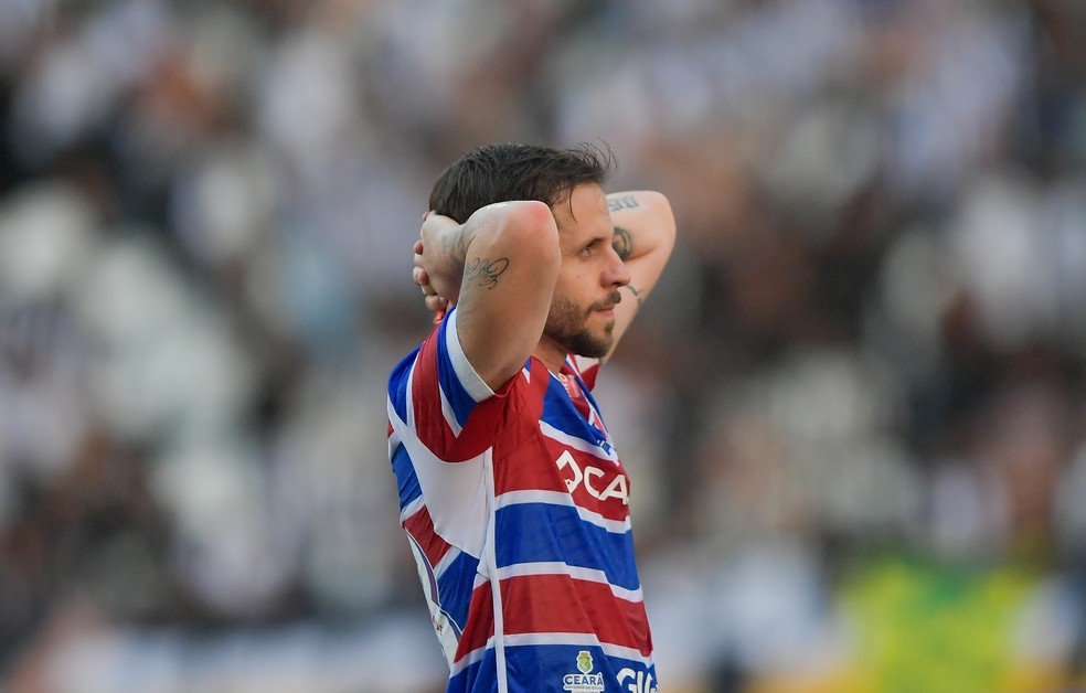 Lucas Sasha jogador do Fortaleza durante partida contra o Botafogo no estádio Engenhão pelo campeonato Brasileiro A 2025 — Foto: Thiago Ribeiro/AGIF