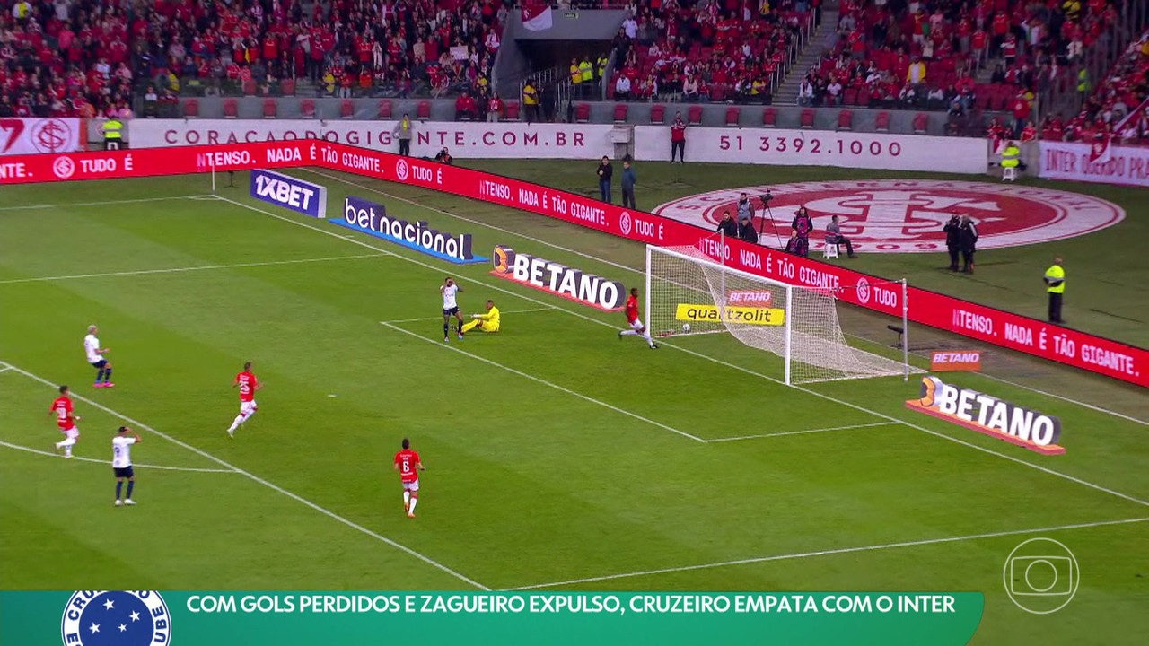 Com gols perdidos e zagueiro expulso, Cruzeiro empata com o Internacional