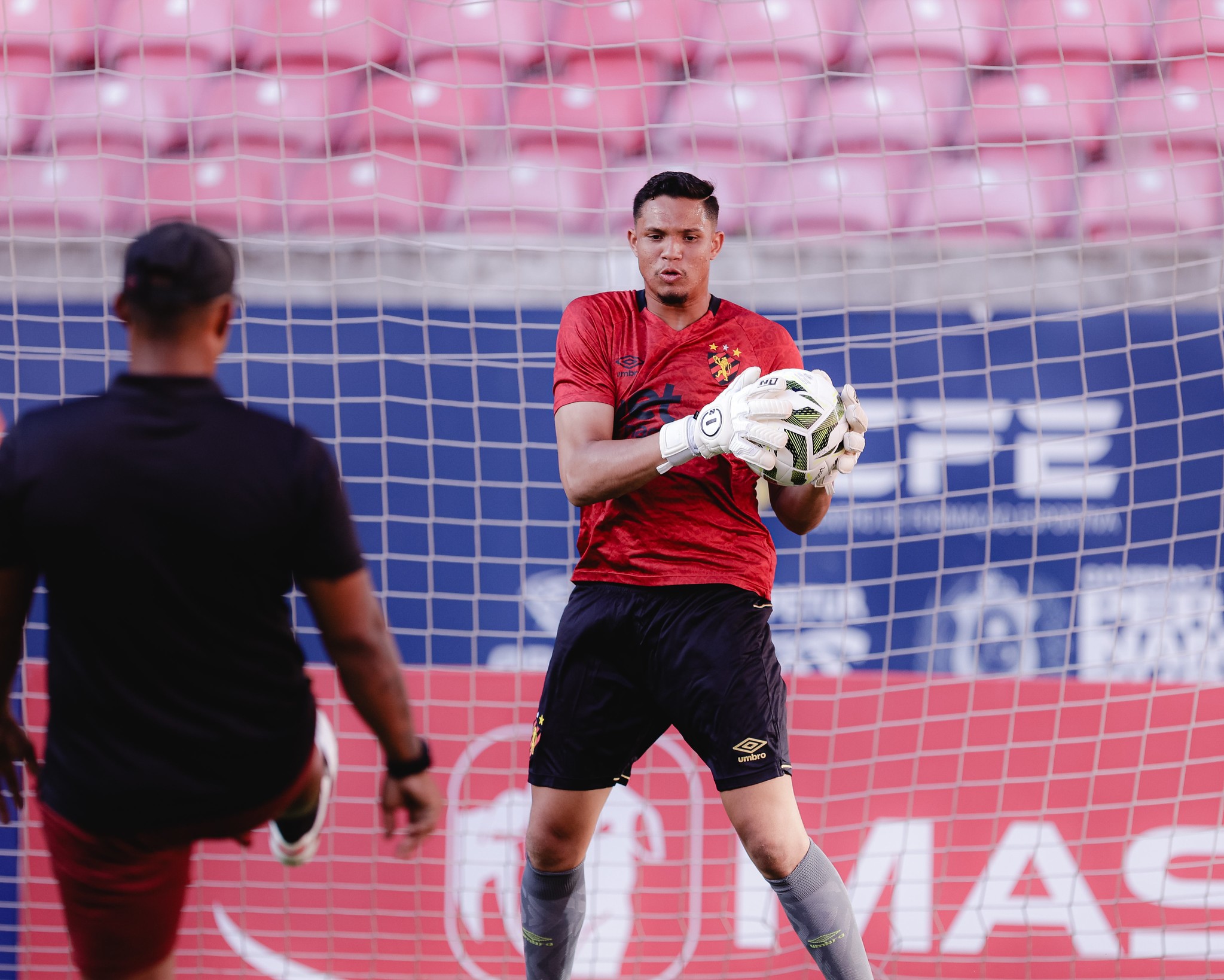 Goleiro Adriano Sousa durante treino do Sergipe