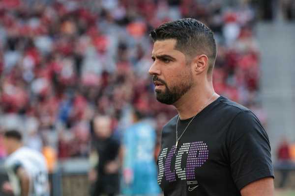 Antônio afirma dispensa de Carlos Miguel no Corinthians: ausência irrelevante no elenco.