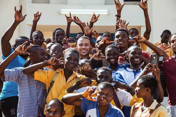 MEMPHIS DEPAY SURPREENDE COM PROJETO EM GANA! Atacante revela sua conexão com o país e muda a vida de milhares de crianças!